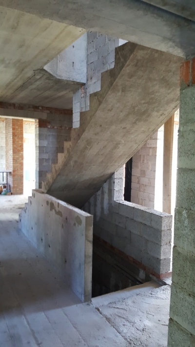 Лестница с бетонным ограждением в п.Таврово