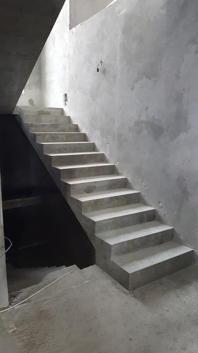 Двухмаршевая лестница с площадкой, классическая лестница в частном доме
