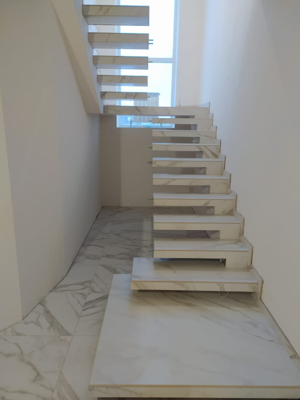 Лестница с подиумными ступенями как тренд в современном дизайне
