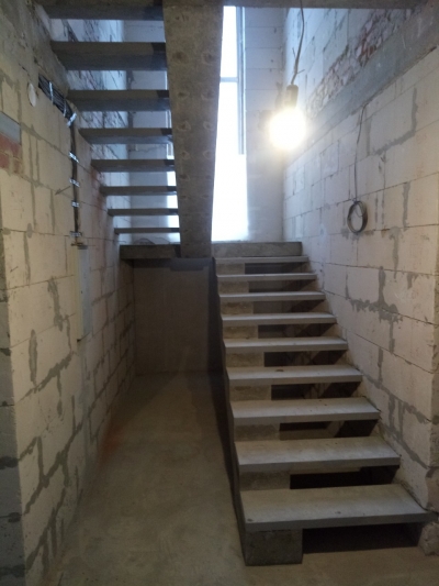 Двухмаршевая лестница с площадкой на смещенном косоуре