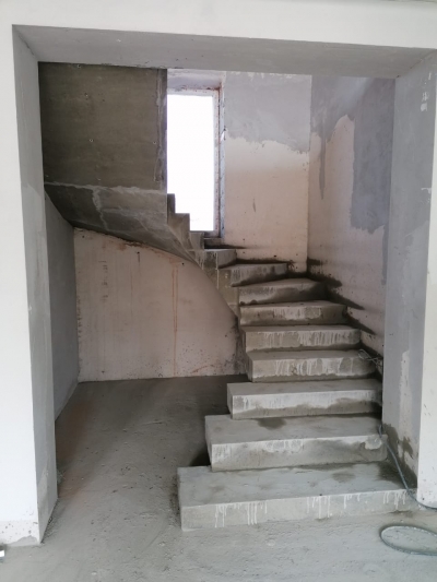Забежная лестница с оригинальными пригласительными ступенями