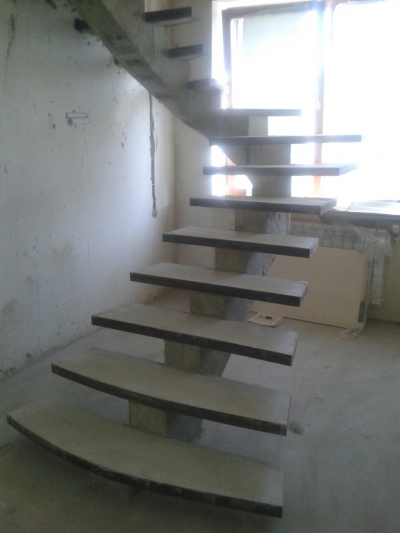 П-образная лестница с поворотом на 180 гр. На косоуре с бетонными ступенями.