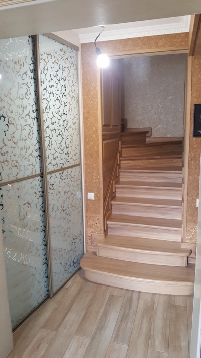 Монолитная лестница облицованная дубом с гардеробом
